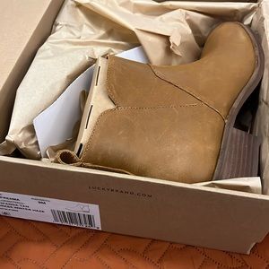 Women’s Lucky boots - 9M - tan - brand new - never worn.